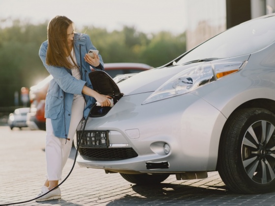 Yeni Başlayanlar İçin Elektrikli Araç Kılavuzu: Avantajlar ve İpuçları
